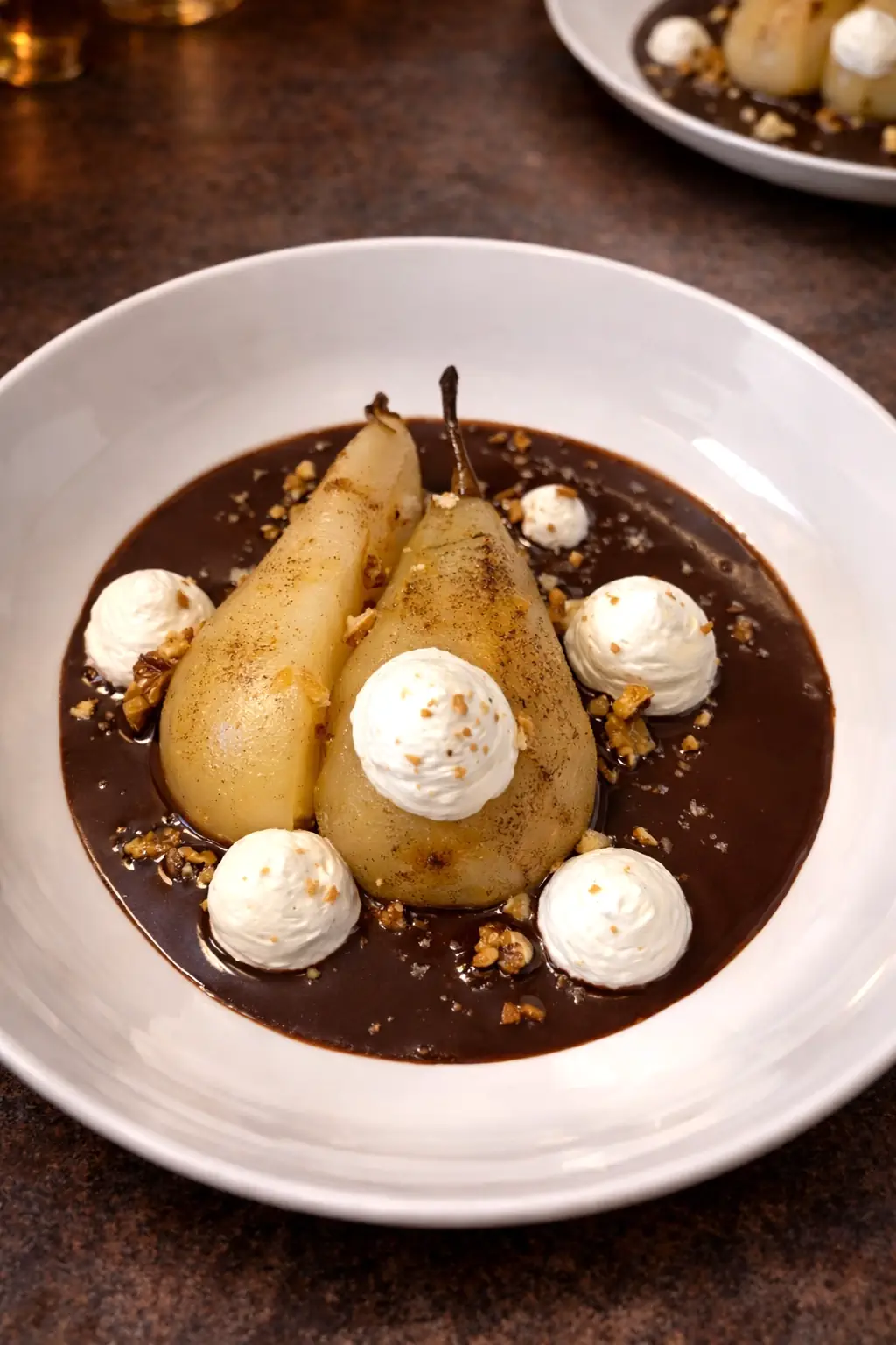 Poire pochée sauce chocolat et chantilly vanille des Comores - Pâtisserie maison Chez Bidule